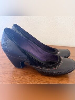 Clarks Black Leather Mid Heel Pumps with Purple Lining